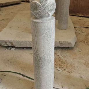 贵港 芝麻白花岗岩石材挡车石柱、停车柱、圆柱挡车柱、方柱挡车柱等