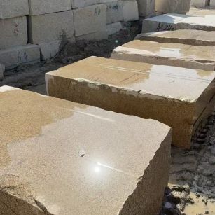 贵港 黄金麻方料堆场洗料分选中，原材料充足