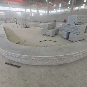 贵港 芝麻白异形坐凳，自然面光面弧形加工