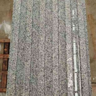 贵港 芝麻白花岗岩荔枝面雕刻盲道，盲条