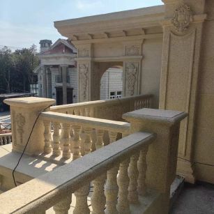 贵港 黄金麻别墅外墙干挂雕花配合阳台栏杆花瓶柱