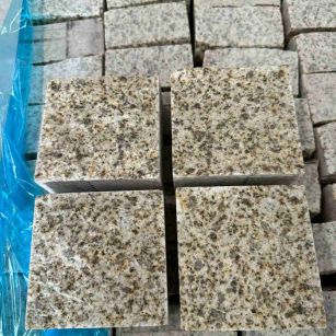 贵港 黄金麻花岗岩自然面小方块，弹石，马蹄石等