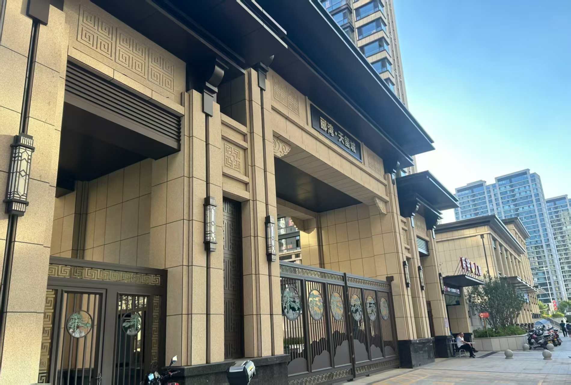 贵港 黄金麻花岗岩荔枝面小区门楼外墙干挂