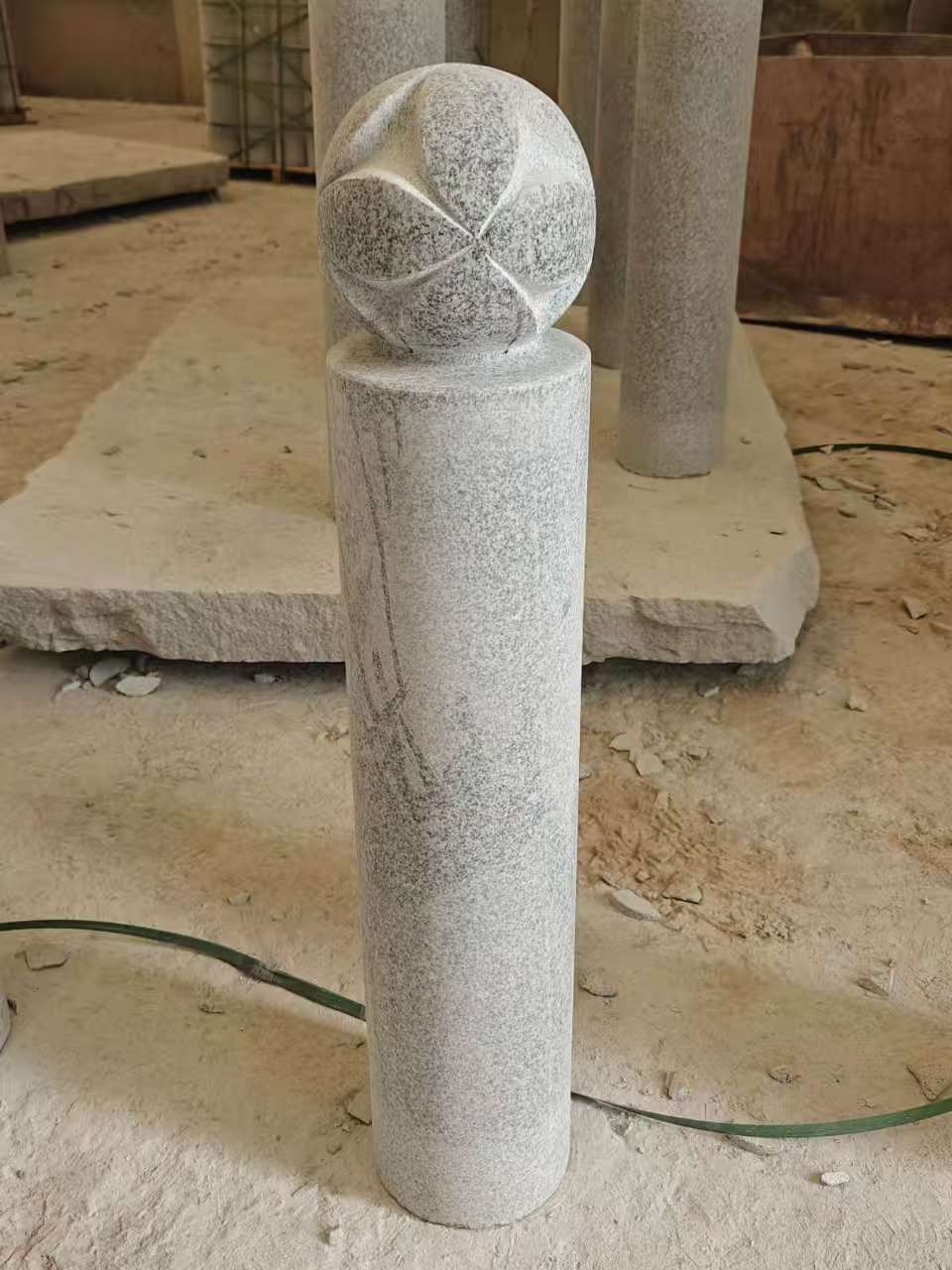 贵港 芝麻白花岗岩石材挡车石柱、停车柱、圆柱挡车柱、方柱挡车柱等