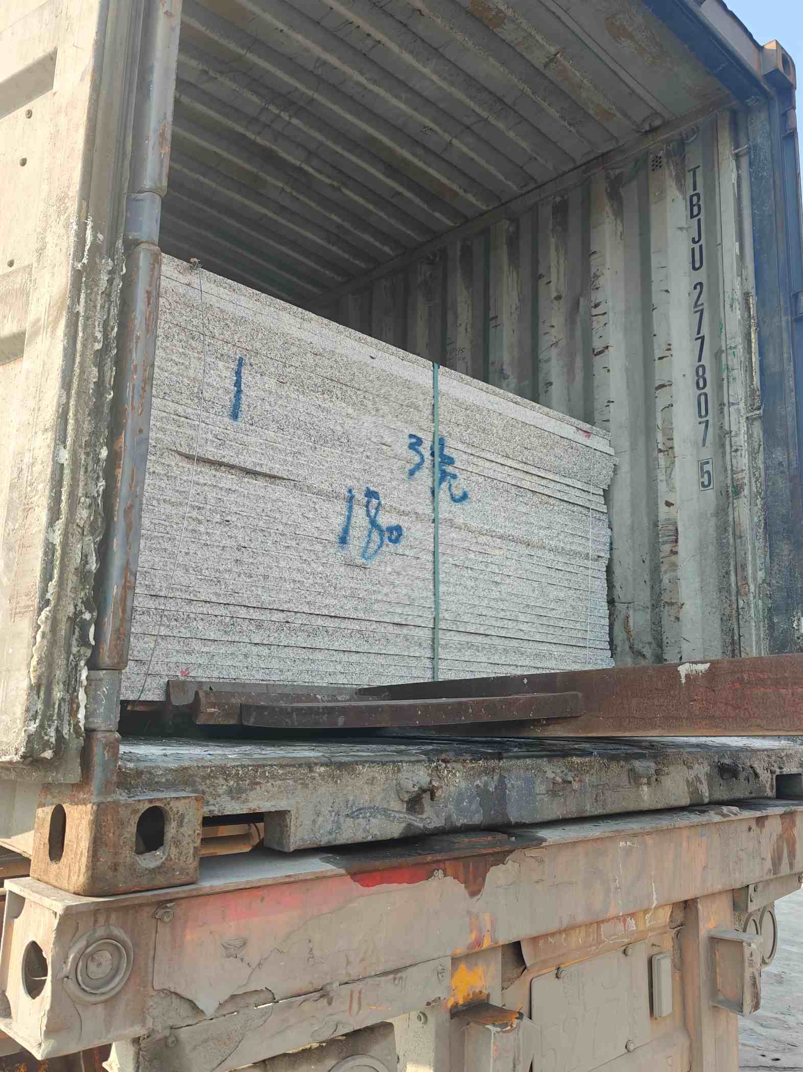 贵港 芝麻白花岗岩石材3.0公分光面毛板装柜出货