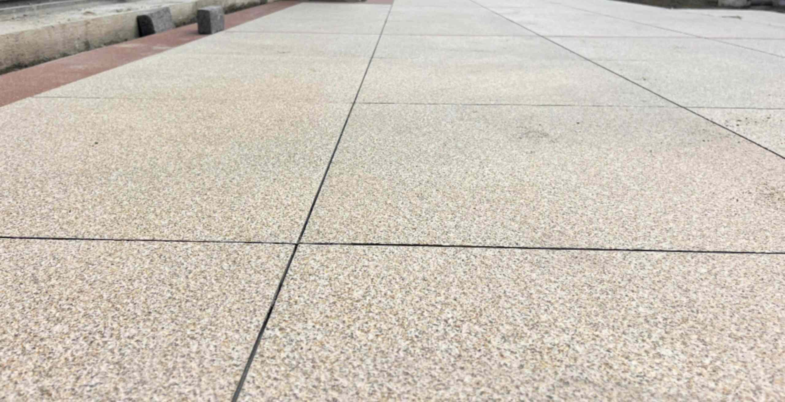 贵港 黄金麻花岗岩石板材荔枝面地面铺装效果