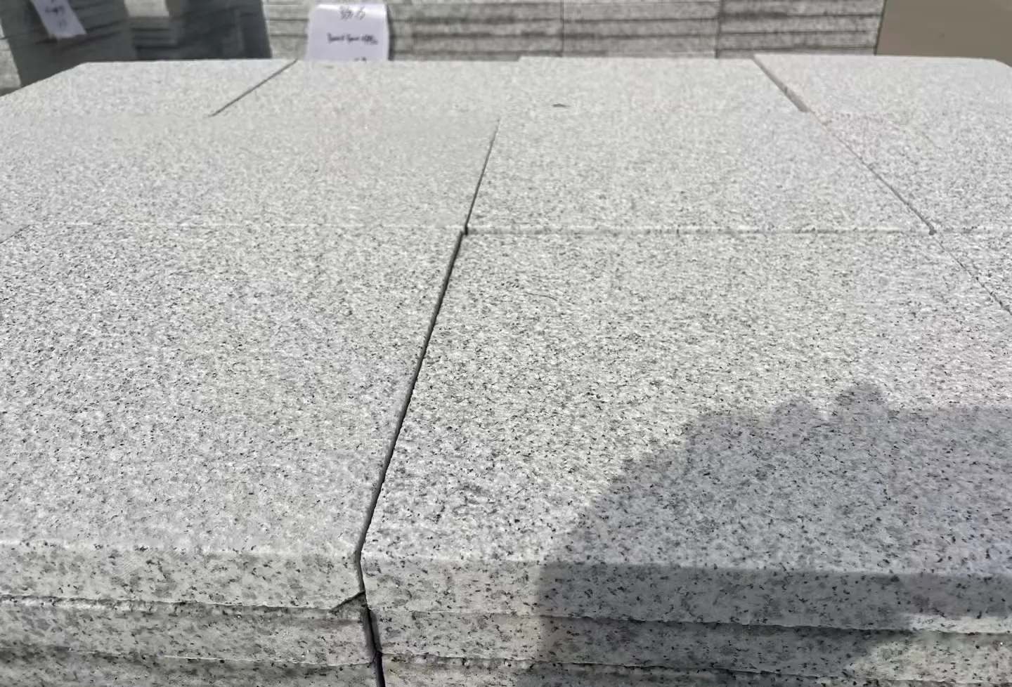 贵港 白麻花岗岩石材推荐 荔枝面地铺石