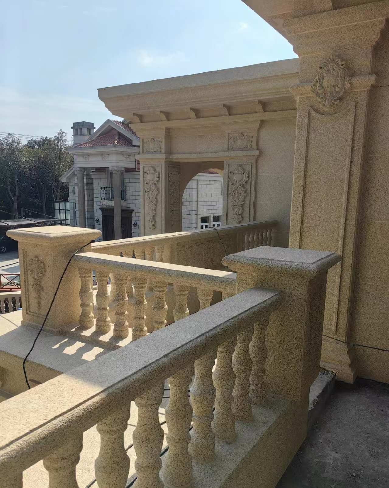 贵港 黄金麻别墅外墙干挂雕花配合阳台栏杆花瓶柱