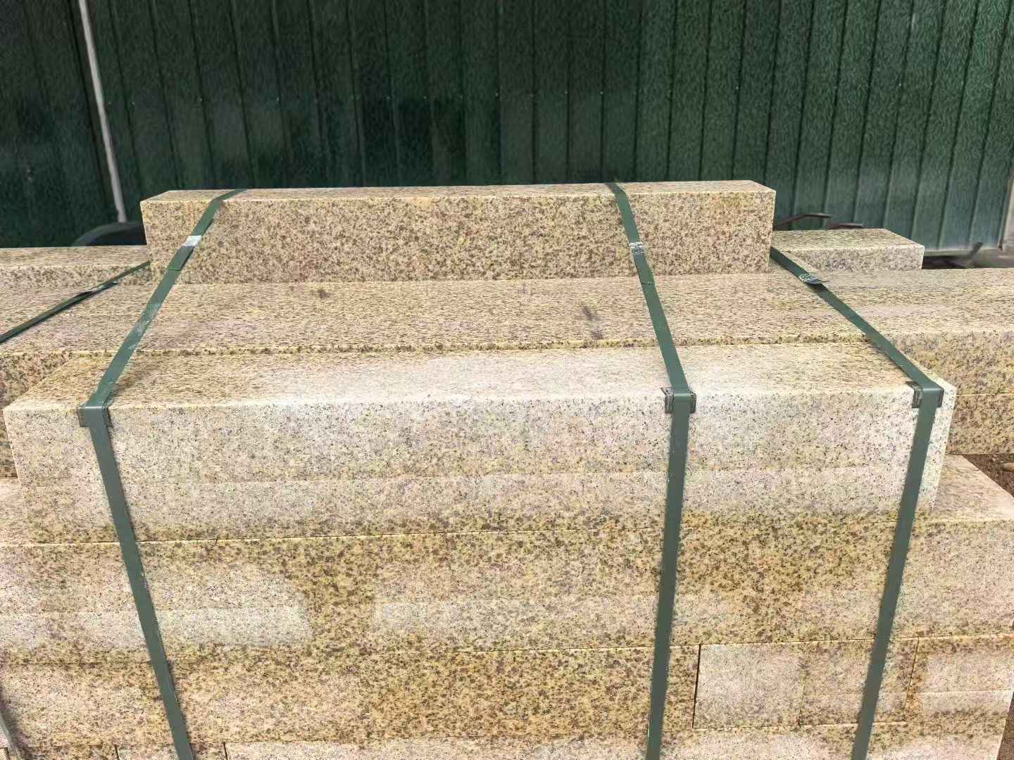 贵港 黄金麻花岗岩石材机切面栏杆料半成品