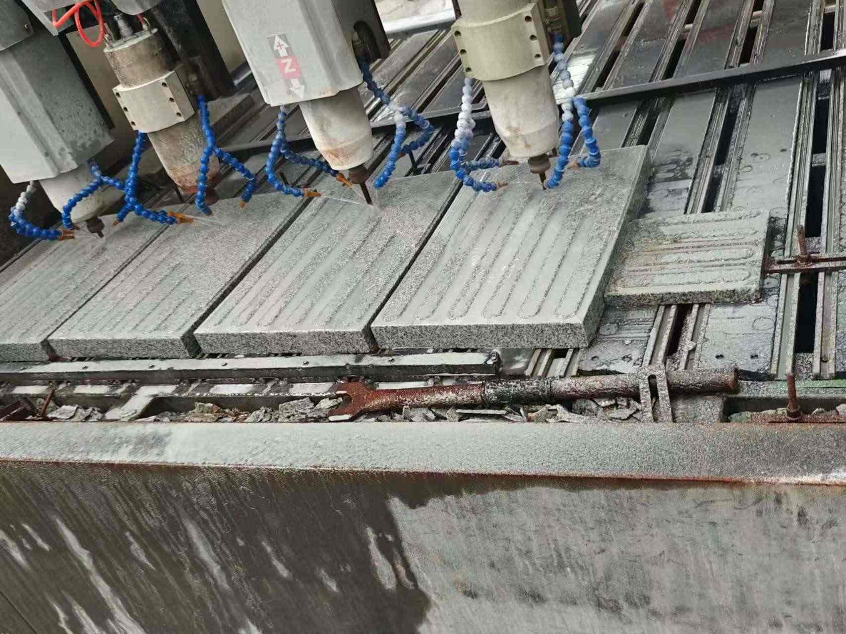 贵港 芝麻白花岗岩荔枝面盲道雕刻