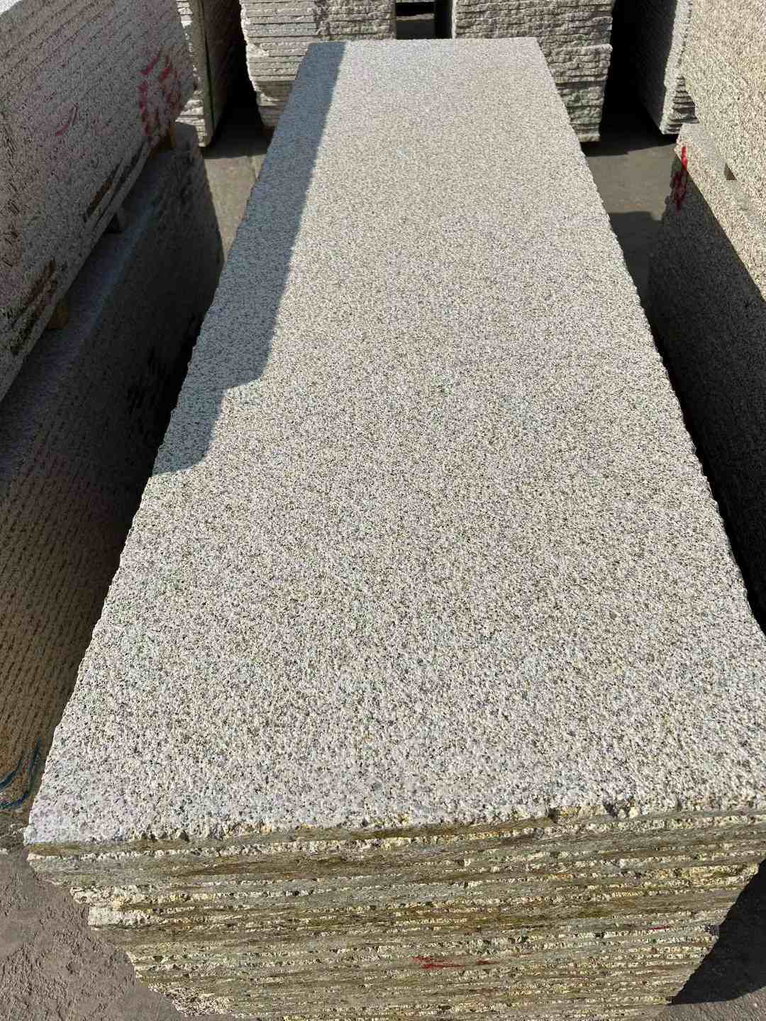 贵港 黄金麻花岗岩荔枝面毛板，半成品