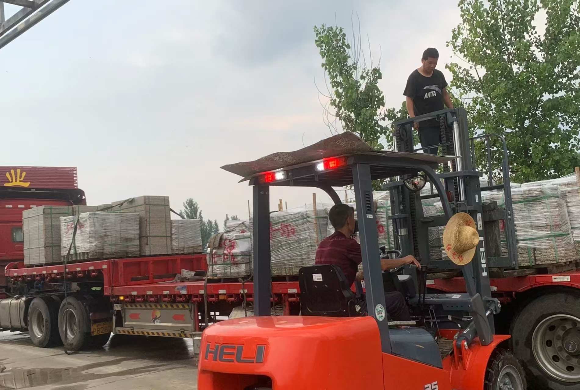 贵港 黄金麻冰裂纹，地铺石装车