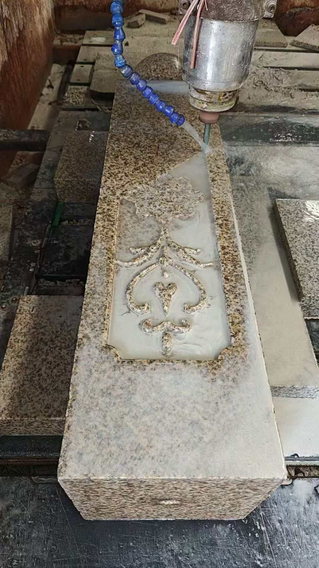 贵港 黄金麻花岗岩异形加工雕刻栏杆大柱