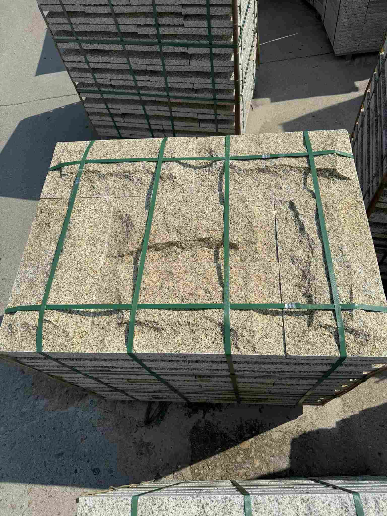 贵港 黄金麻花岗岩石材自然面蘑菇石成品