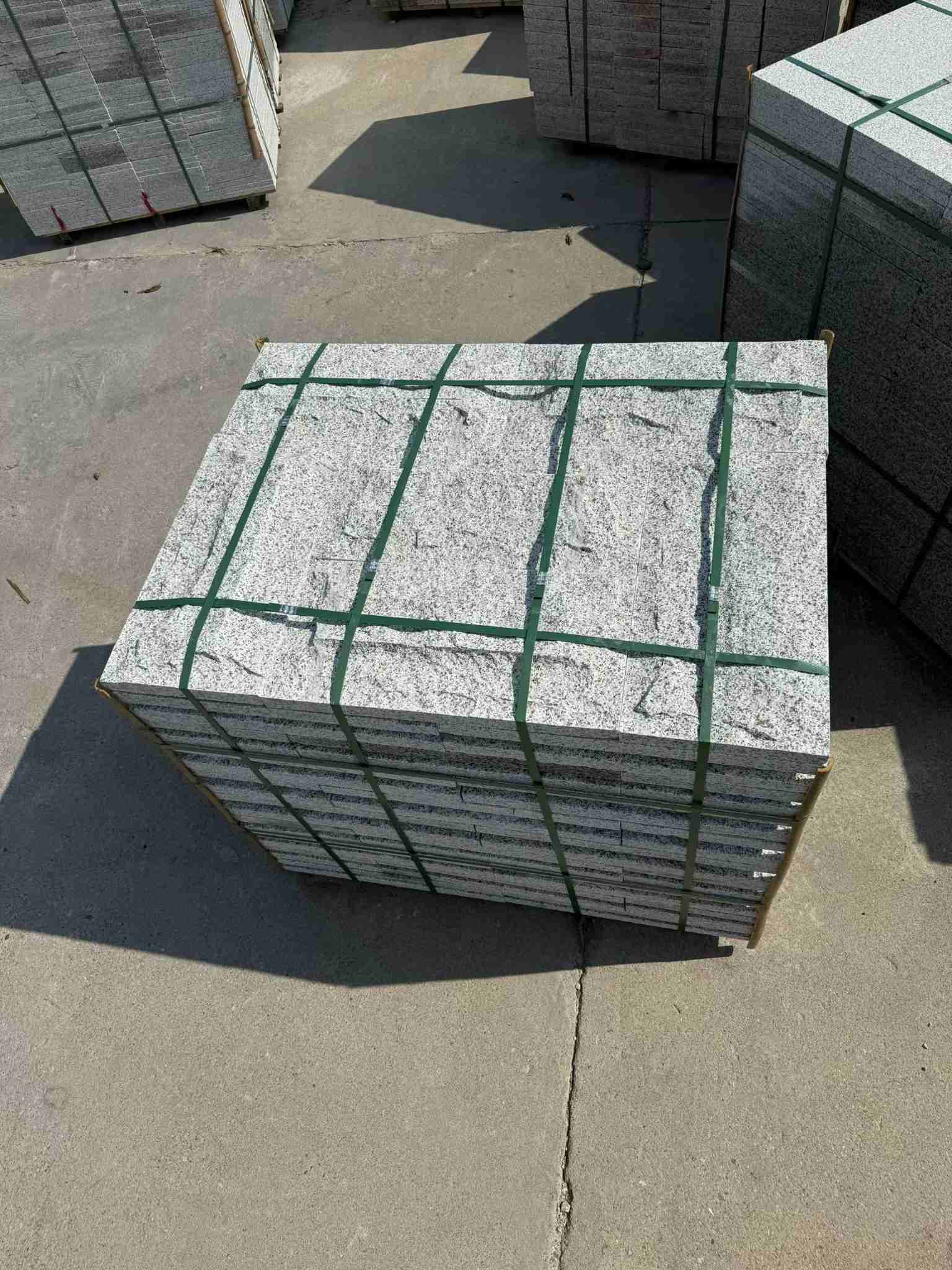 贵港 白麻花岗岩石材自然面蘑菇石成品