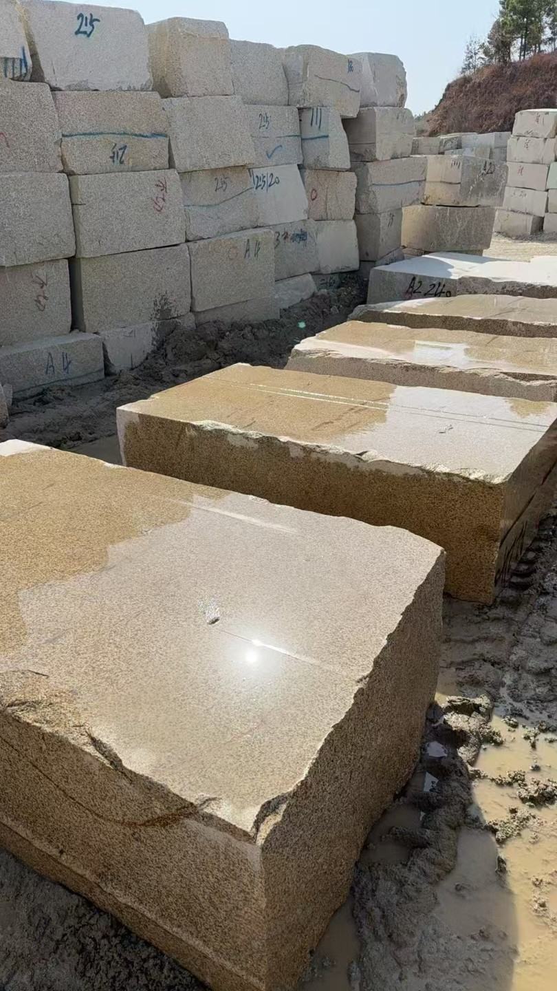 贵港 黄金麻方料堆场洗料分选中，原材料充足