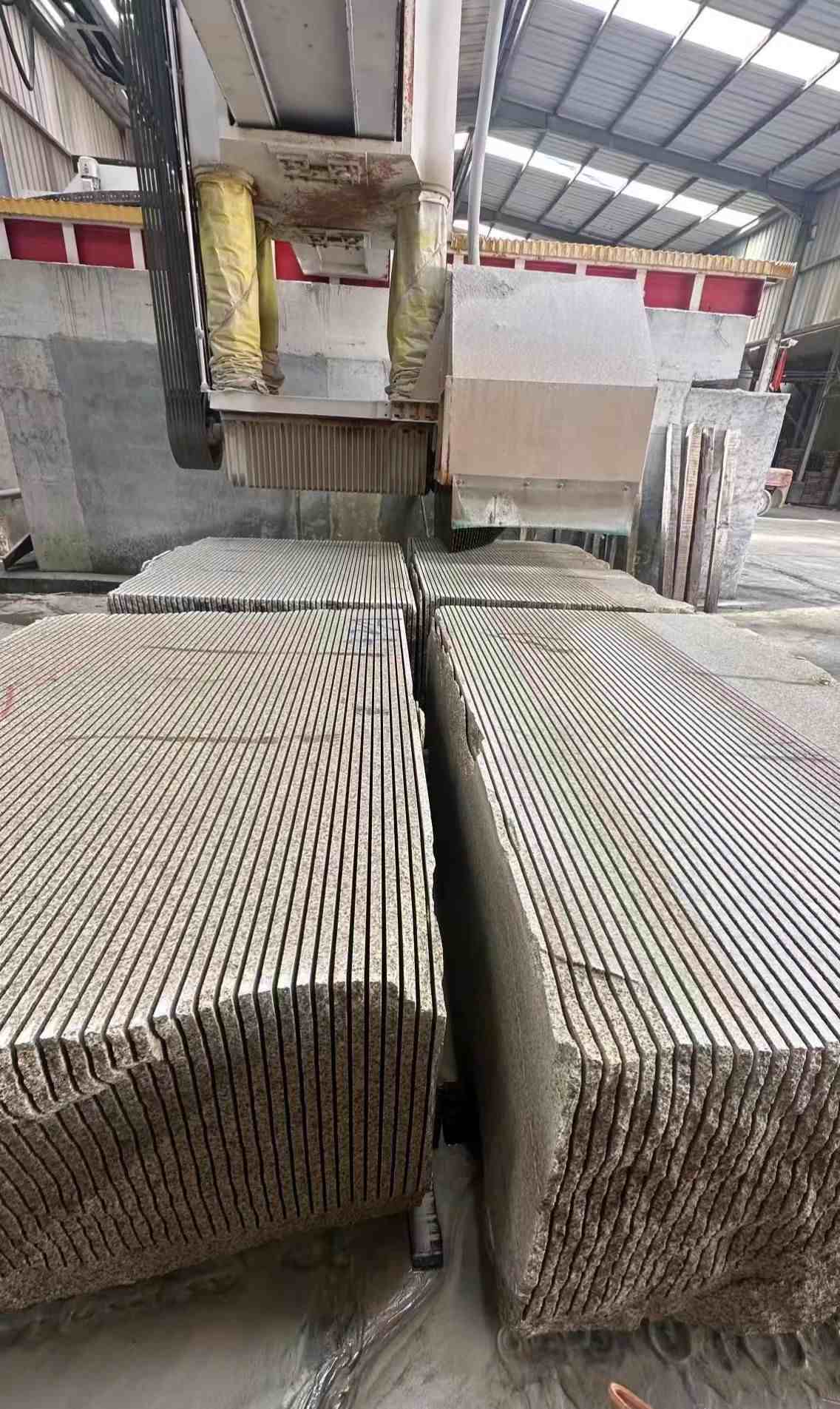 贵港 车间生产日常，黄金麻白麻花岗岩