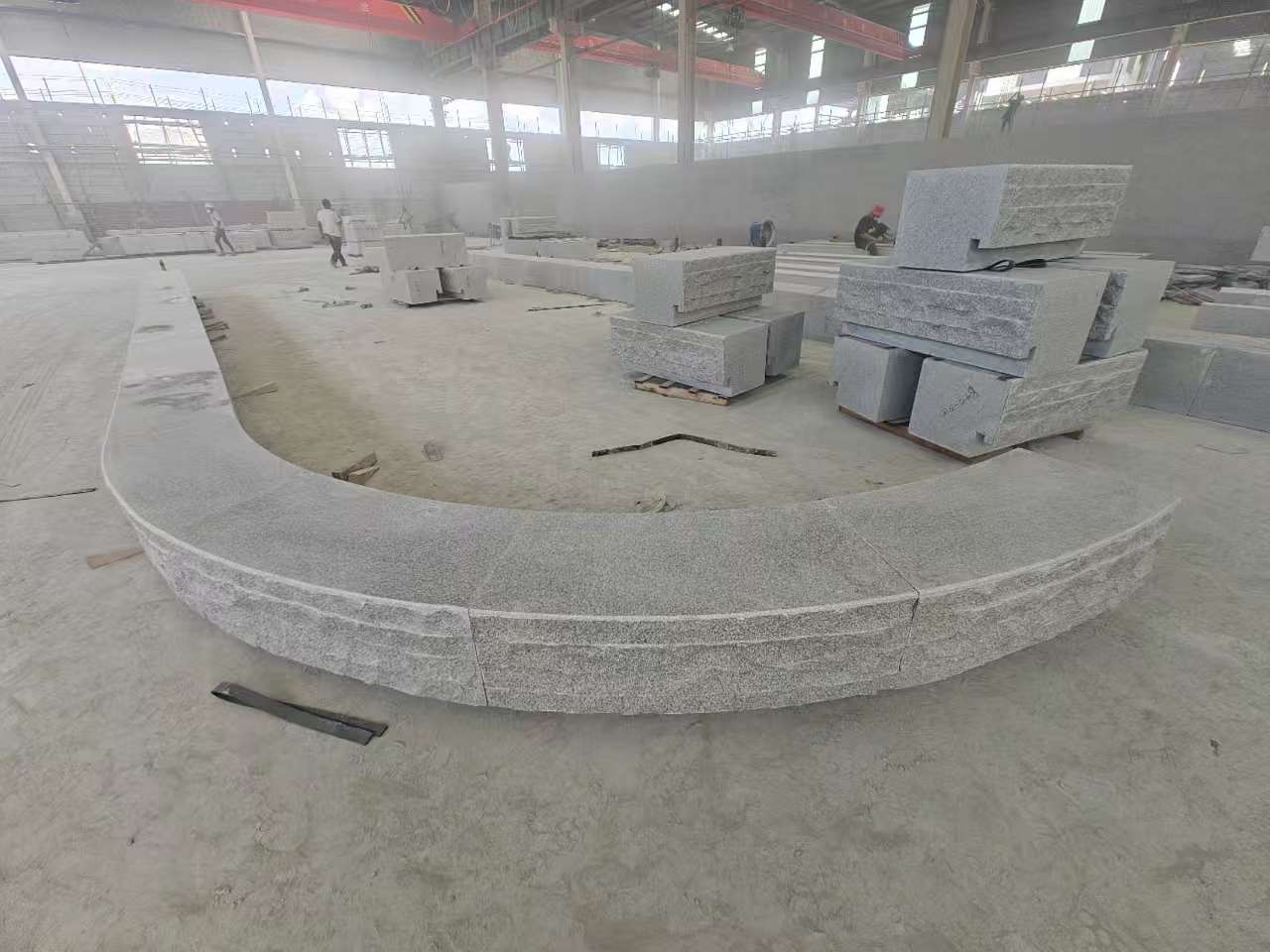 贵港 芝麻白异形坐凳，自然面光面弧形加工