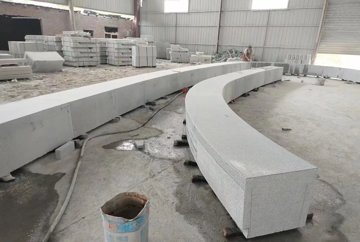 贵港芝麻白花岗岩石板材 园林光面弧形坐凳