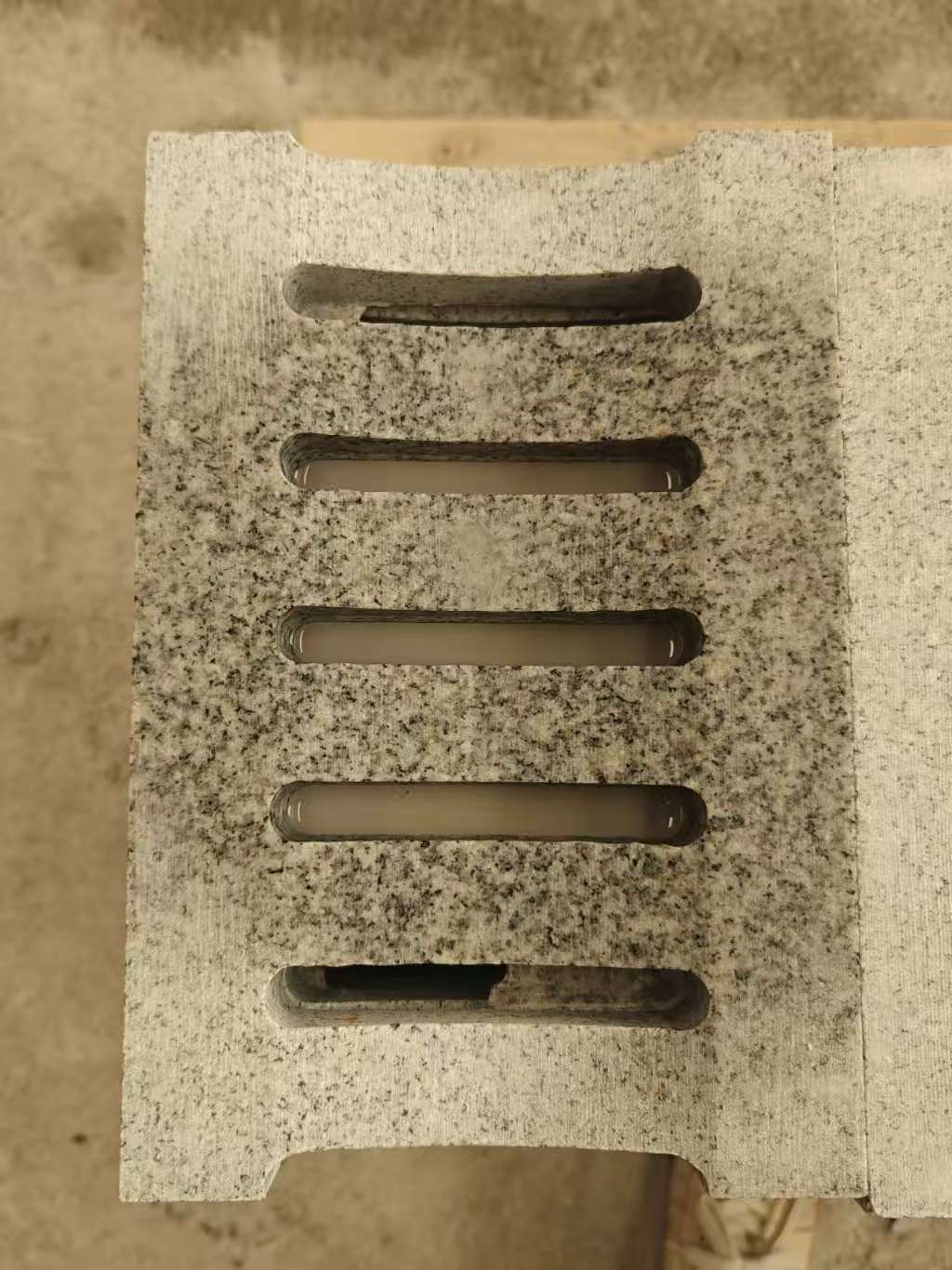 贵港 芝麻白拉丝面花岗岩U型开槽排水槽