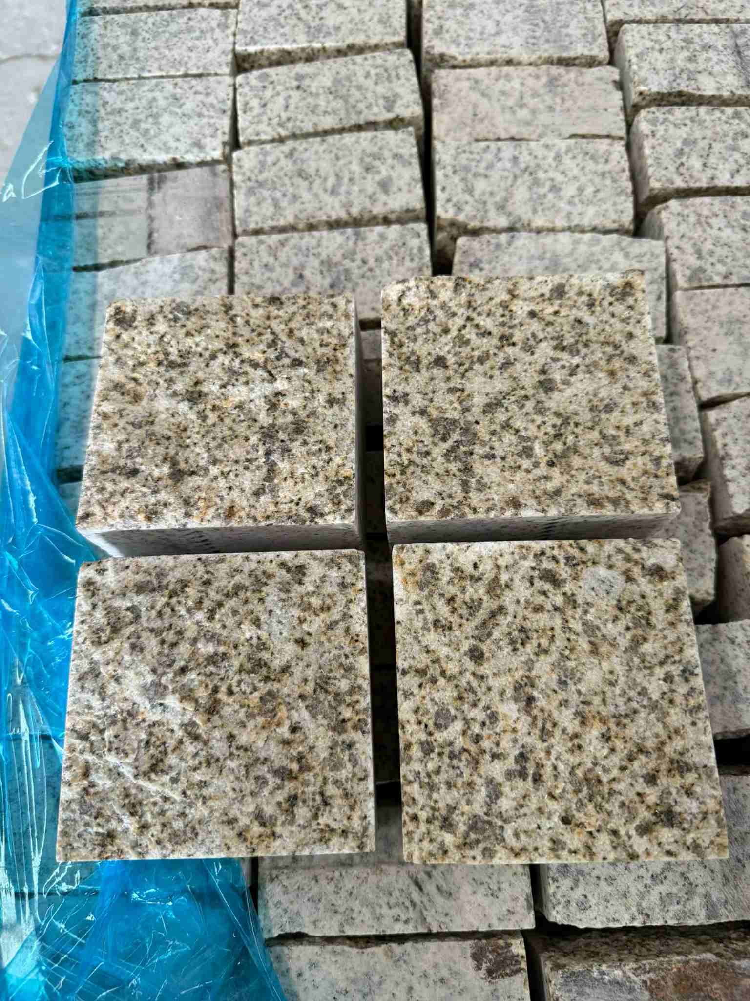 贵港 黄金麻花岗岩自然面小方块，弹石，马蹄石等