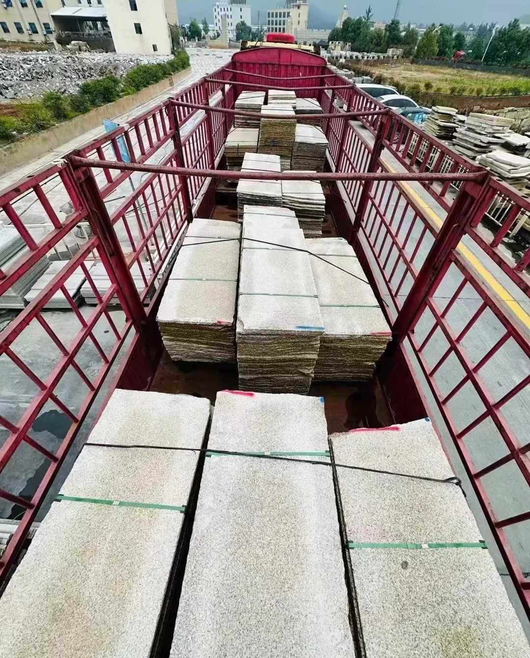 贵港 黄金麻花岗岩荔枝面，光面毛板装车完成