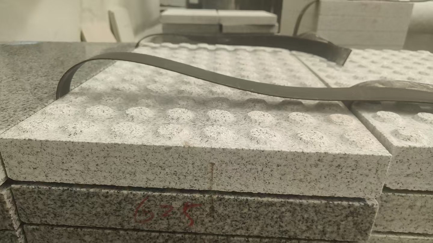 贵港 芝麻白花岗岩6.0公分荔枝面五轴加工雕刻盲点