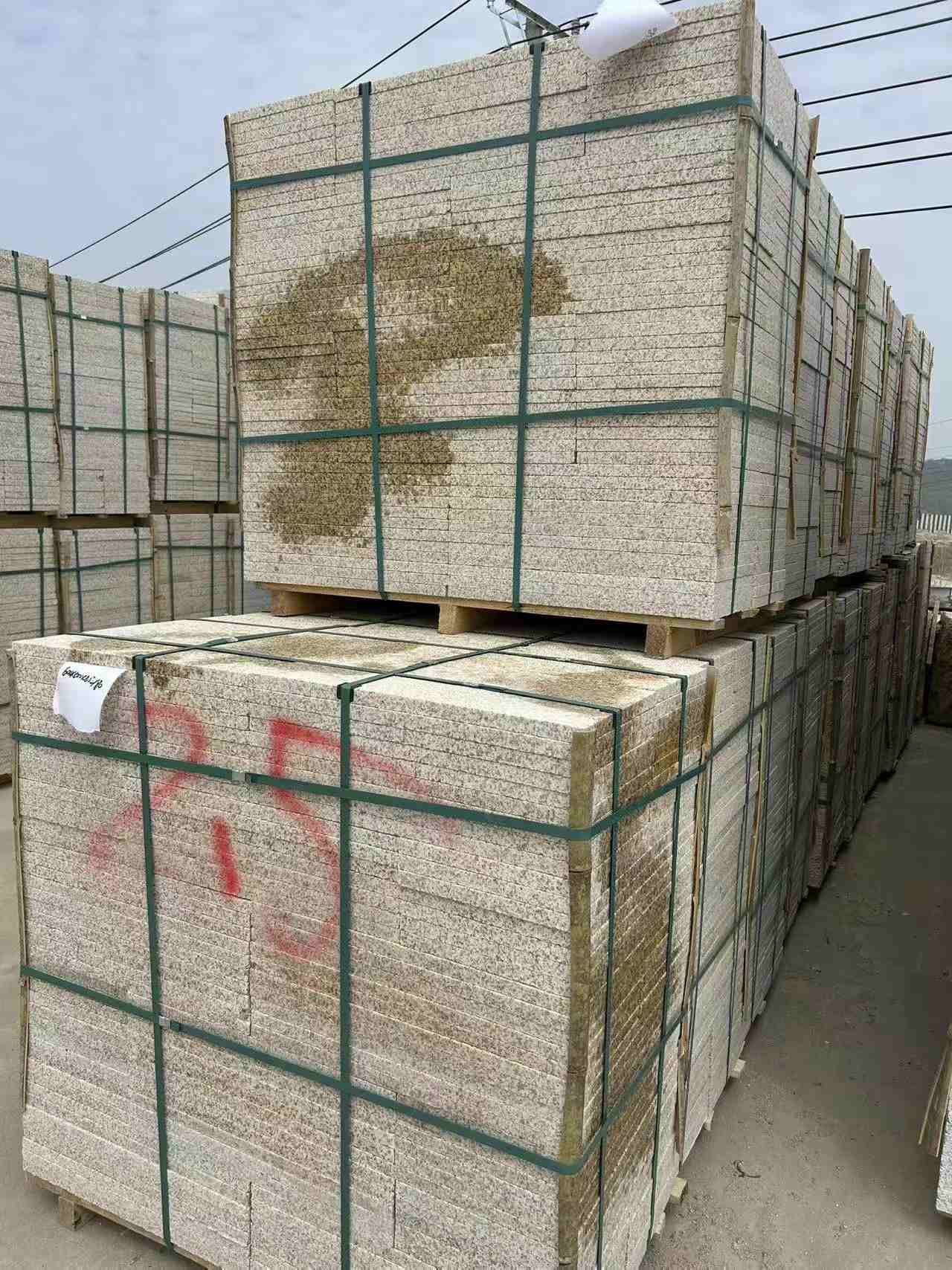 贵港 黄金麻花岗岩石材荔枝面地铺石2.5*300*600