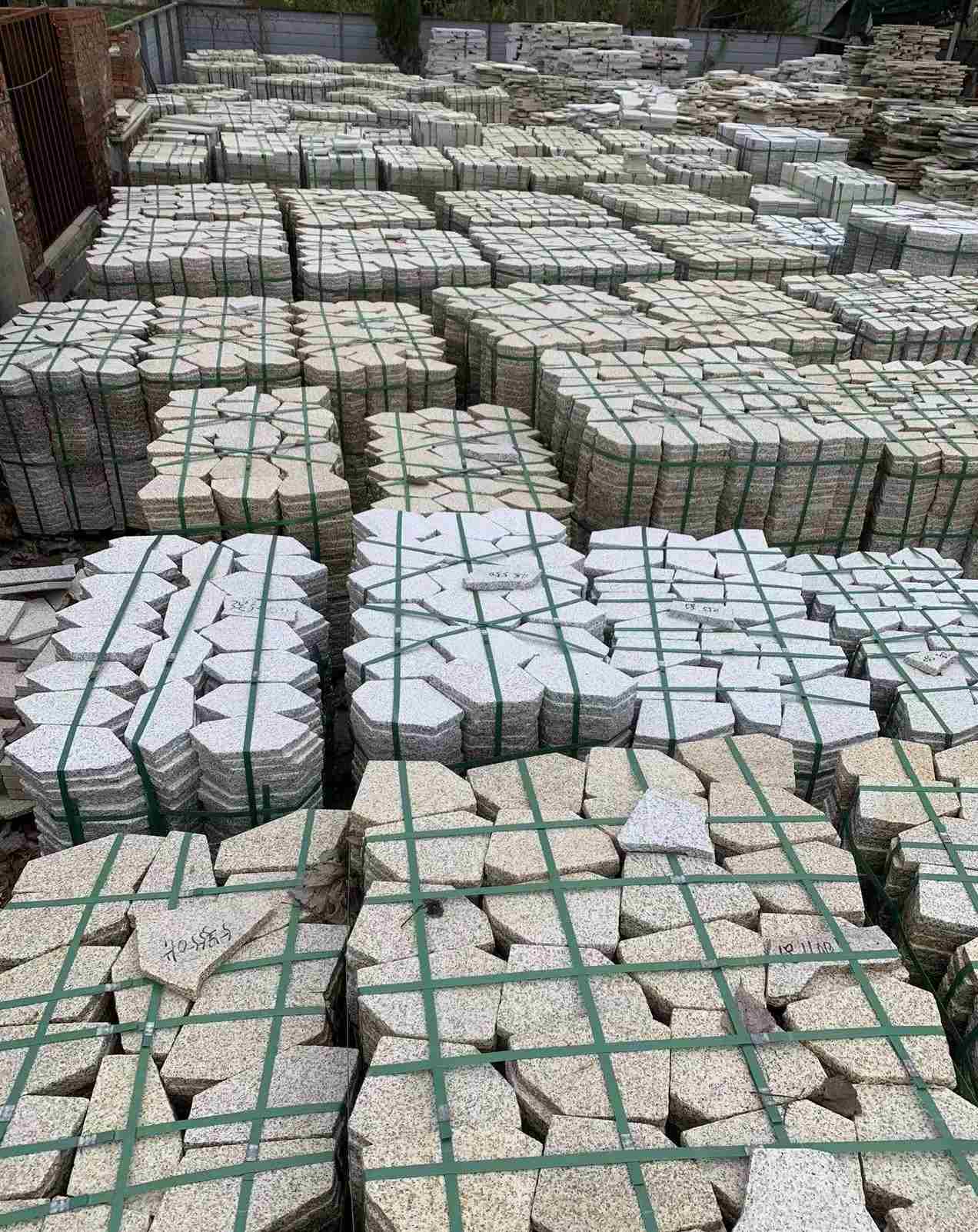 贵港 黄金麻白麻花岗岩荔枝面地铺石(冰裂纹)