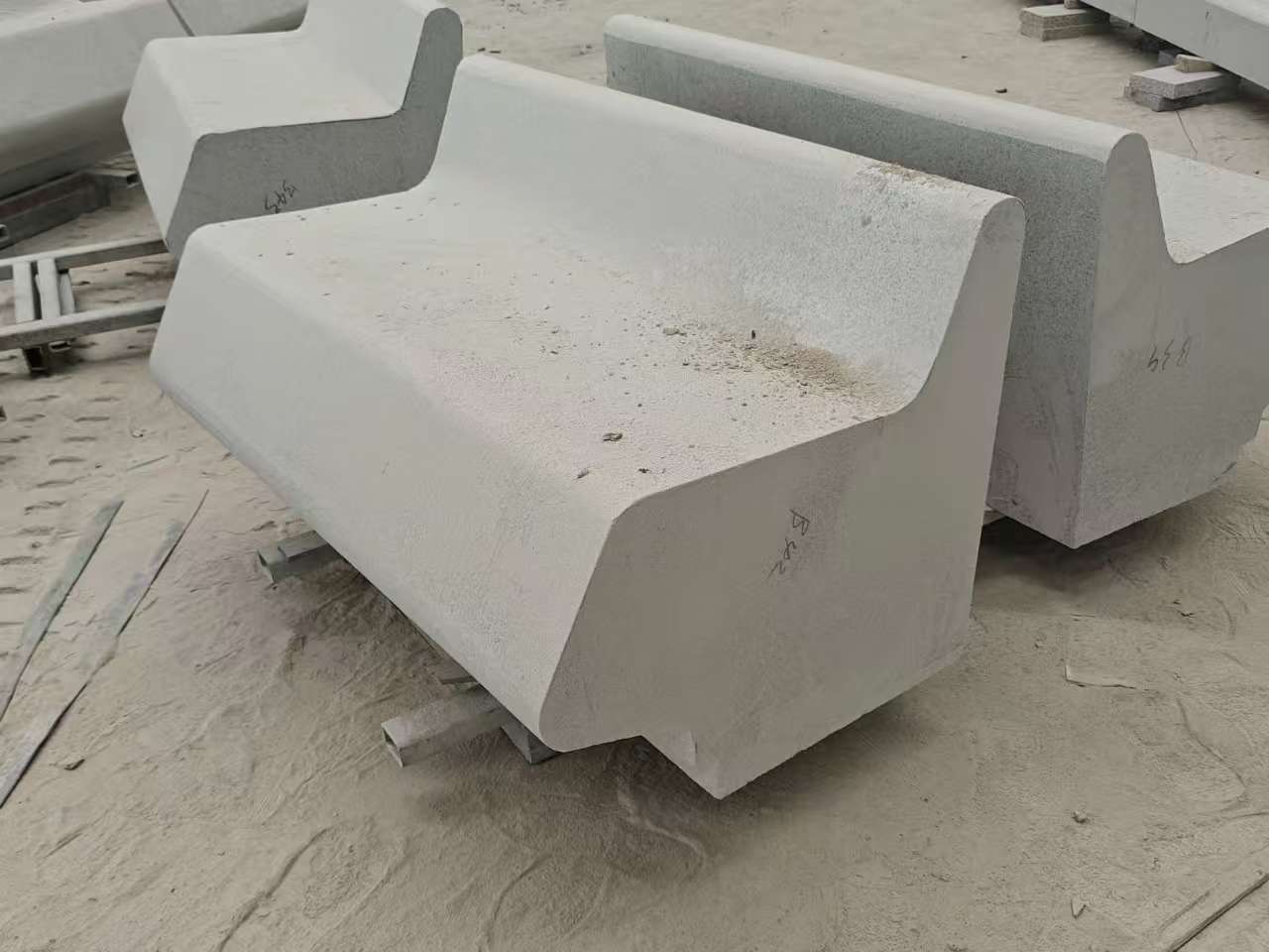 贵港 芝麻白花岗岩异形坐凳，石凳