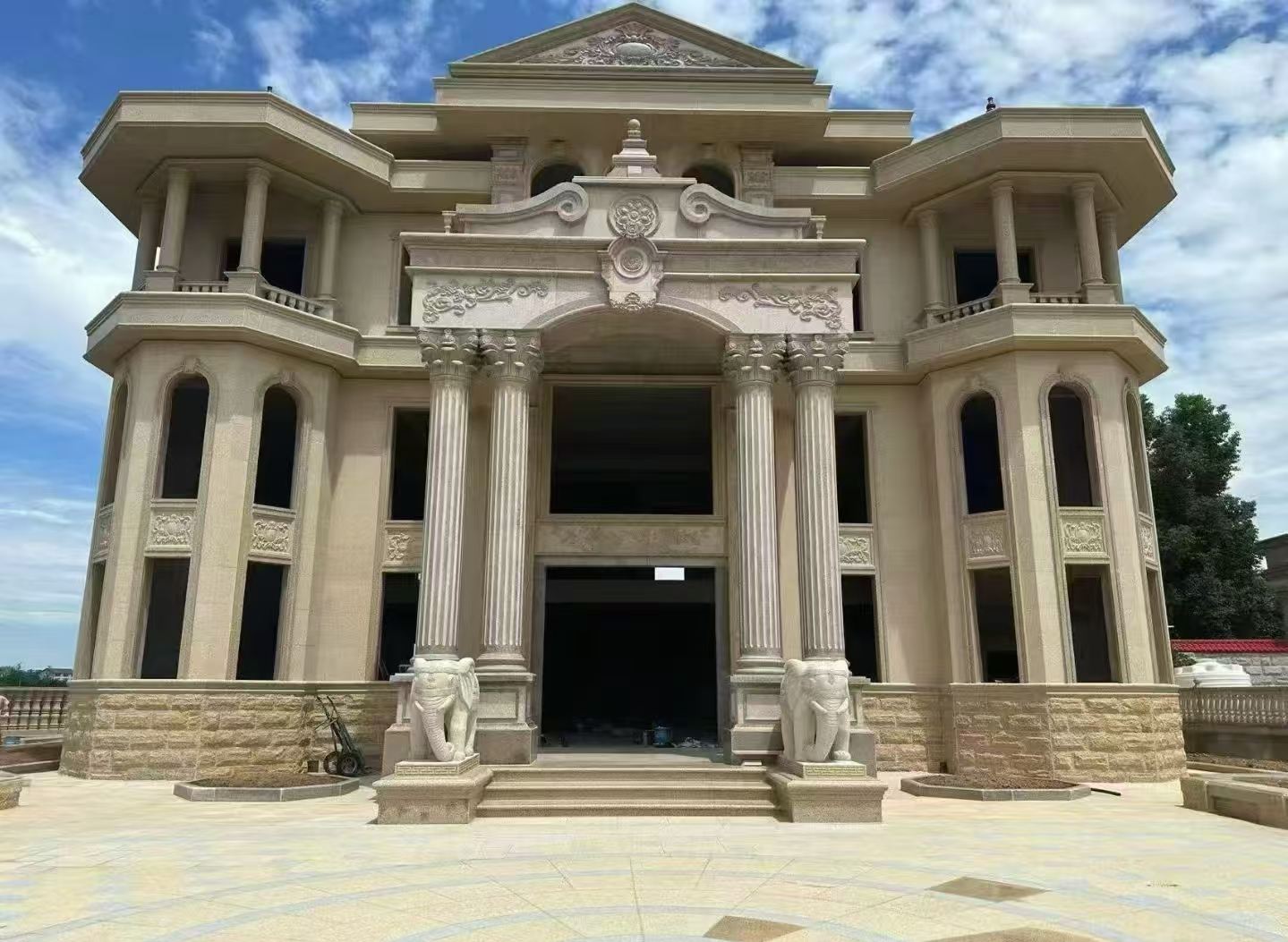 贵港 黄金麻别墅外墙干挂，大柱，大象，蘑菇石，雕花板