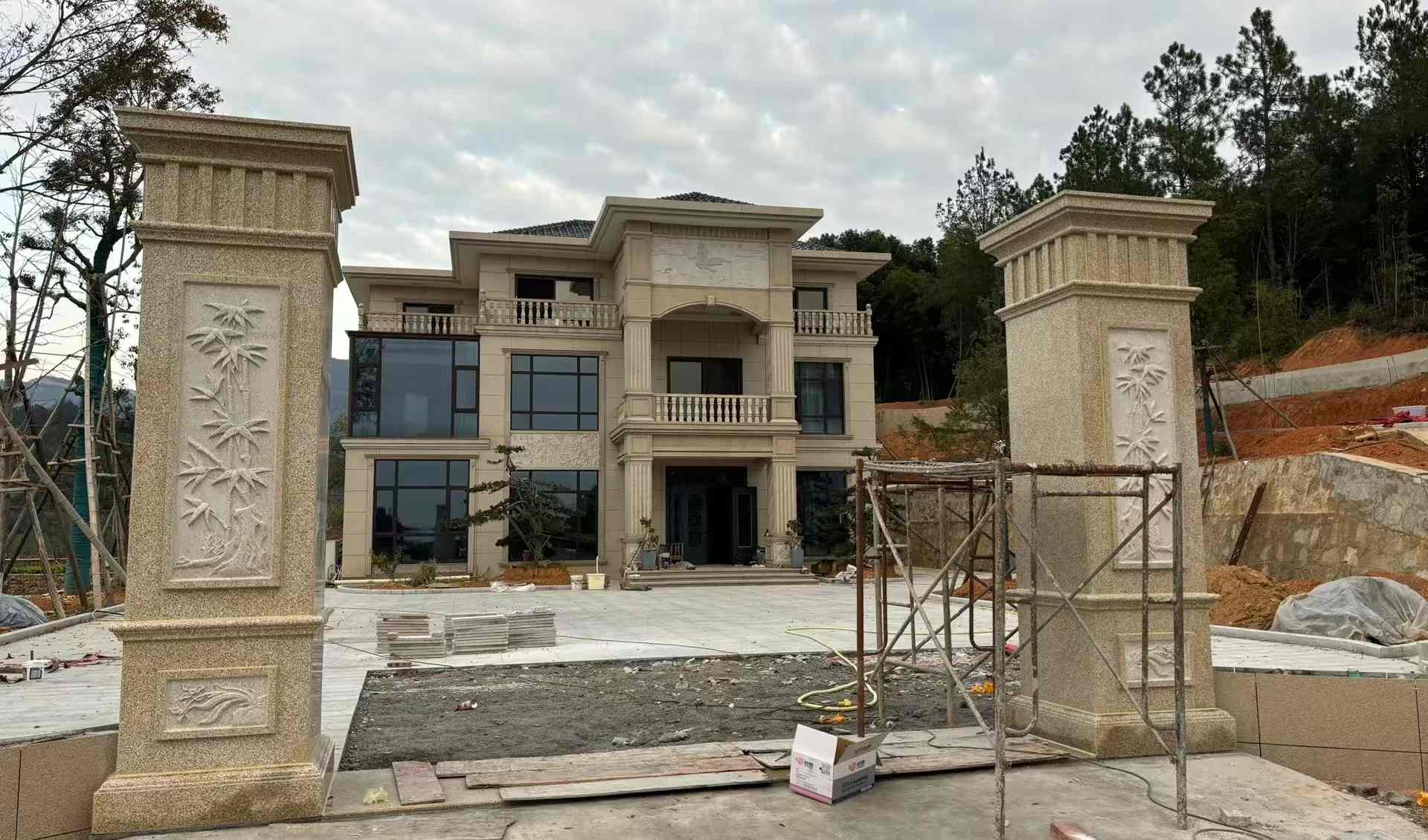 贵港 黄金麻花岗岩别墅雕花外墙干挂配上门口雕花罗马柱