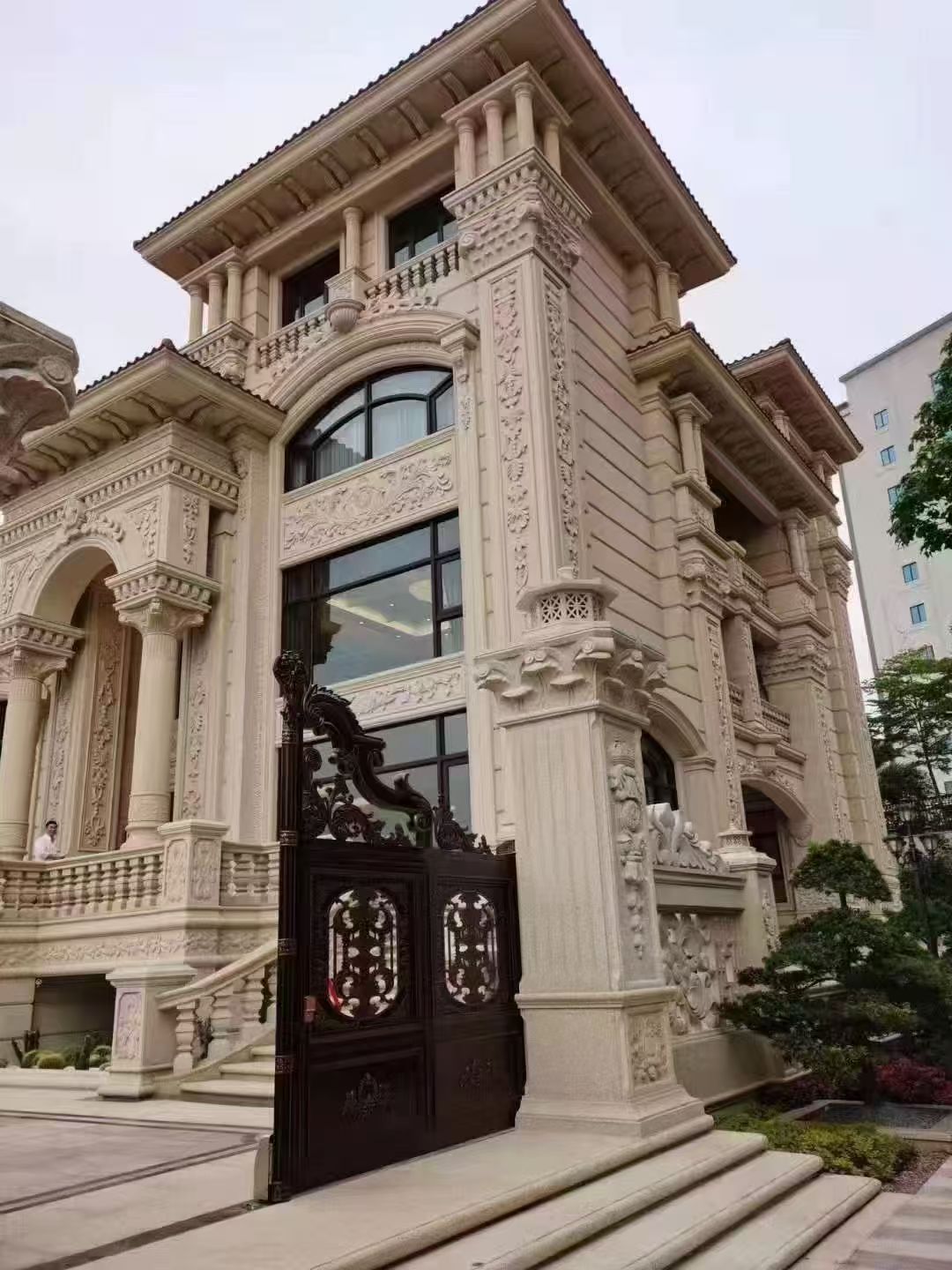 贵港 黄金麻花岗岩别墅外墙干挂效果展示