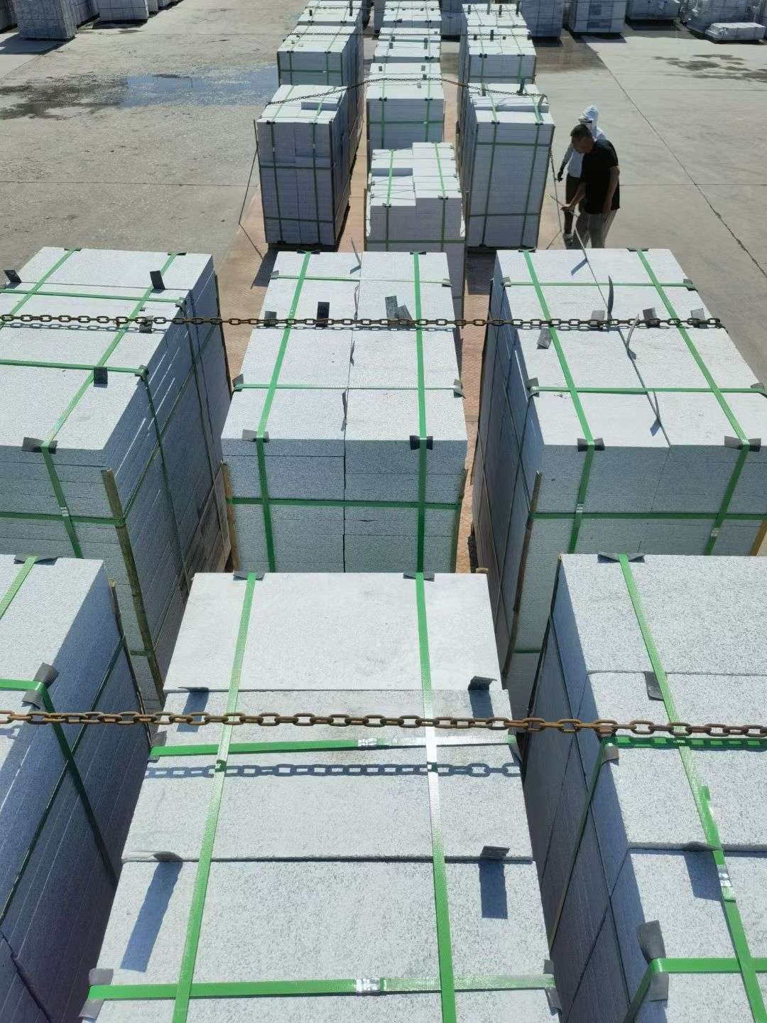 贵港 芝麻白花岗岩5公分地铺石 花岗岩厂家工厂装车日常